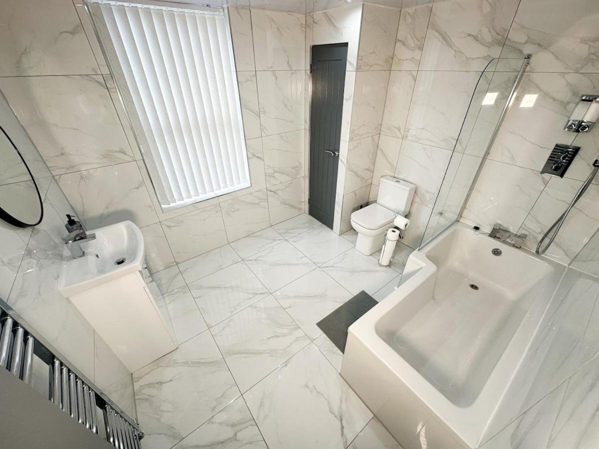 Contractors Dream, 4 Bedroom 2 Bathroom ลิเวอร์พูล ภายนอก รูปภาพ