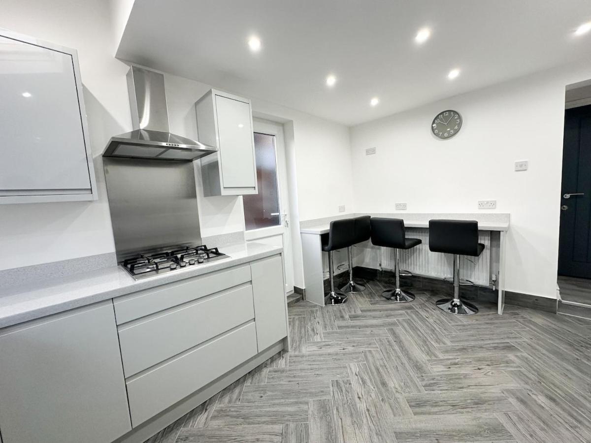 Contractors Dream, 4 Bedroom 2 Bathroom ลิเวอร์พูล ภายนอก รูปภาพ