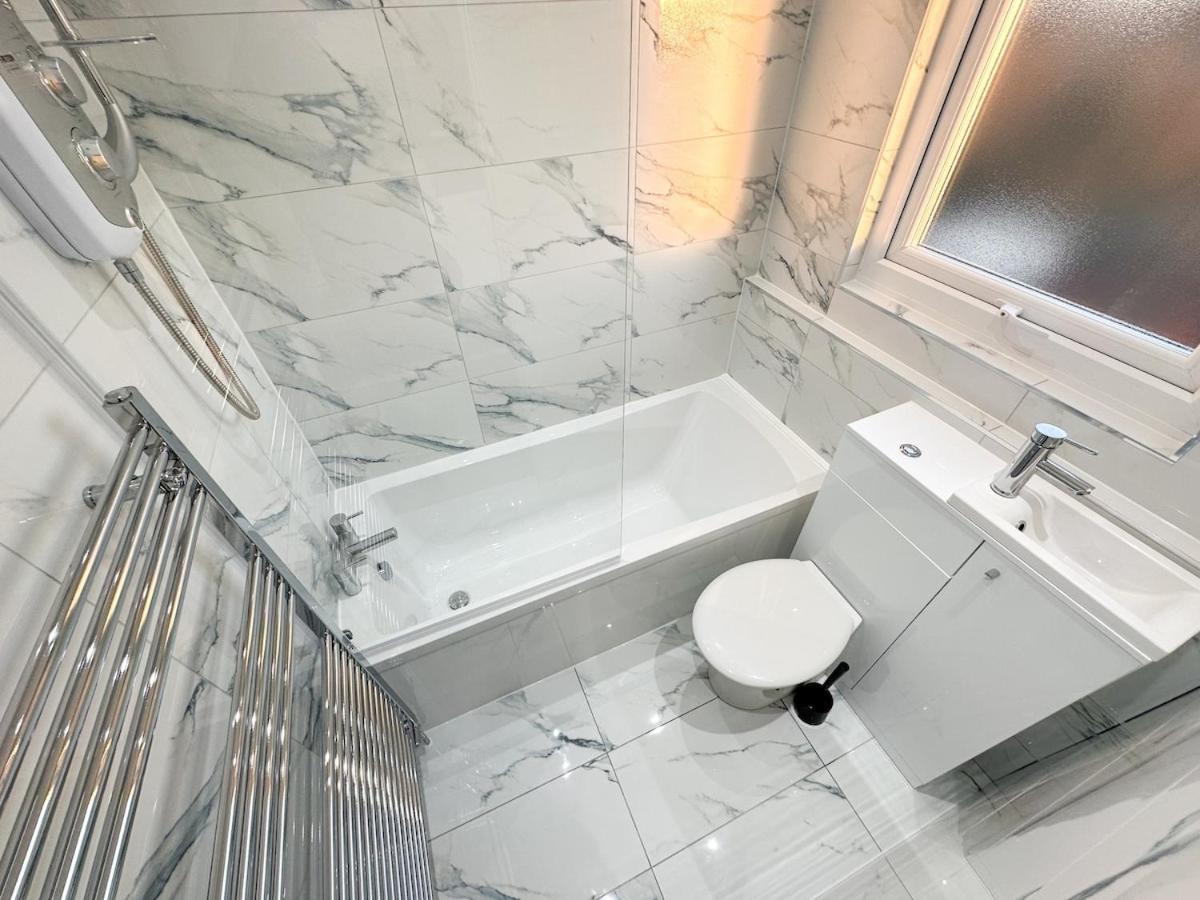 Contractors Dream, 4 Bedroom 2 Bathroom ลิเวอร์พูล ภายนอก รูปภาพ